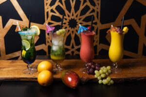 Kleurrijke mocktails op een houten plank