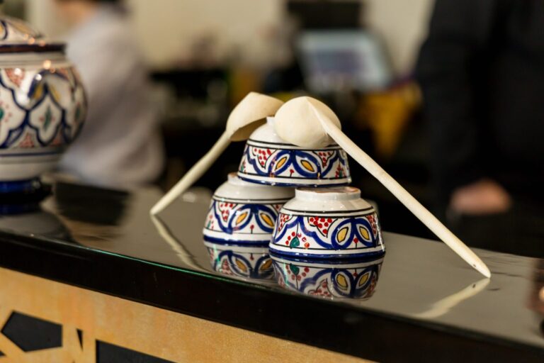 Marokkaanse tajine-schaaltjes op de bar