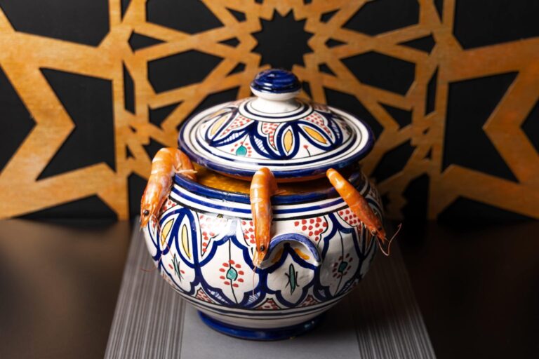 Traditionele tajine van blauw aardewerk